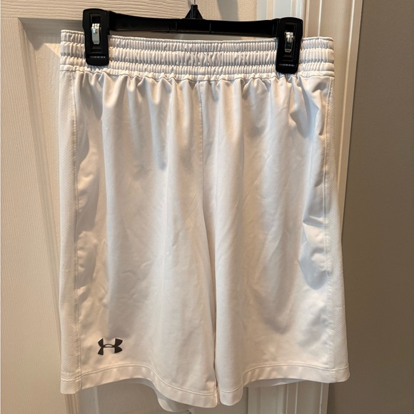 Under Armour Heatgear Fitted White Athletic Shorts Lightweight Performance - Picture 1 of 2